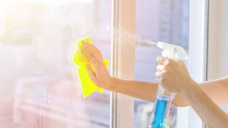 como limpiar ventanas y puertas de cristal correctamente