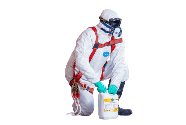 Limpieza de garajes. Operario manipulando productos químicos peligros con mascarilla química, gafas, botas de goma y mono.